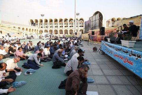 طنین نوای دعای پرشور عرفه در مصلای تهران 