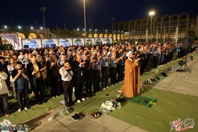 اقامه نماز جماعت مغرب در صحن مرکزی مصلی