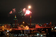 نور افشانی آسمان تهران در شب سالگرد پیروزی انقلاب اسلامی