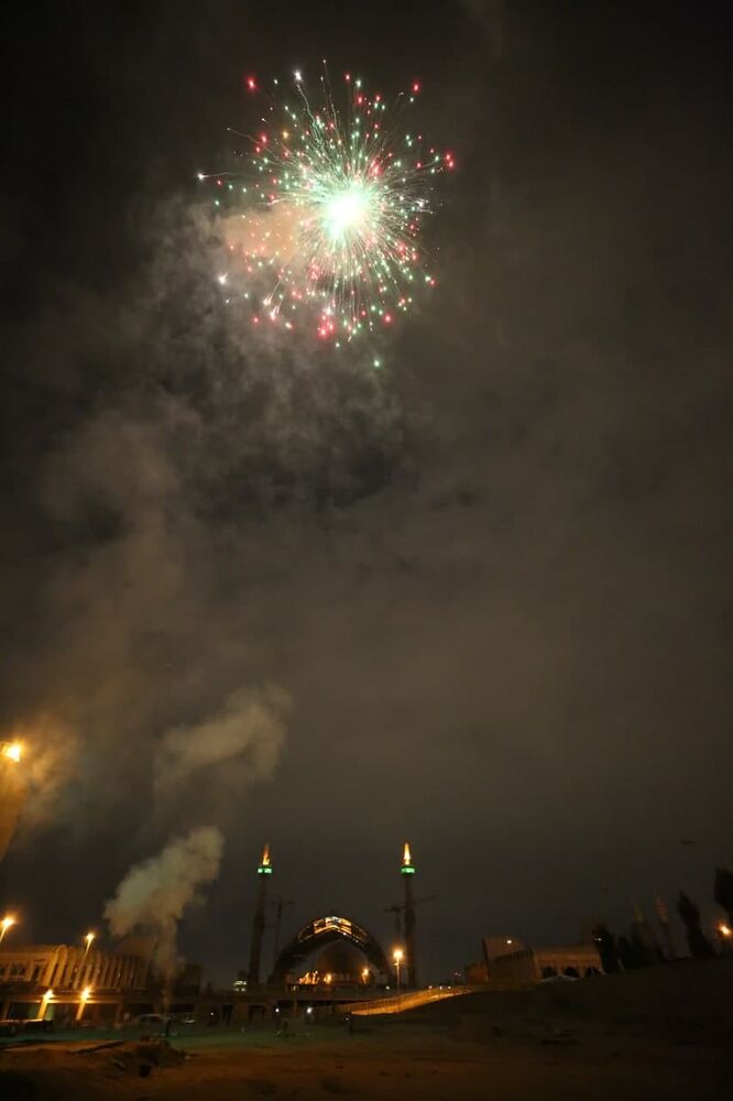 نور افشانی آسمان تهران در شب سالگرد پیروزی انقلاب اسلامی