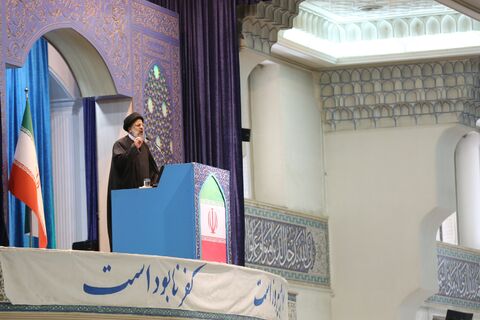 گزارش تصویری| اقامه نماز جمعه در چهل و سومین سالروز فجر انقلاب اسلامی
