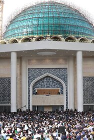 حضور اقشار مختلف مردم در نماز عید سعید فطر