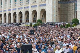 حضور اقشار مختلف مردم در نماز عید سعید فطر