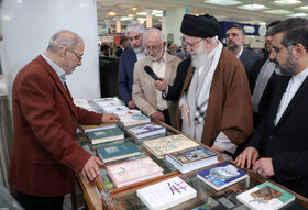 بازدید رهبر انقلاب از نمایشگاه کتاب